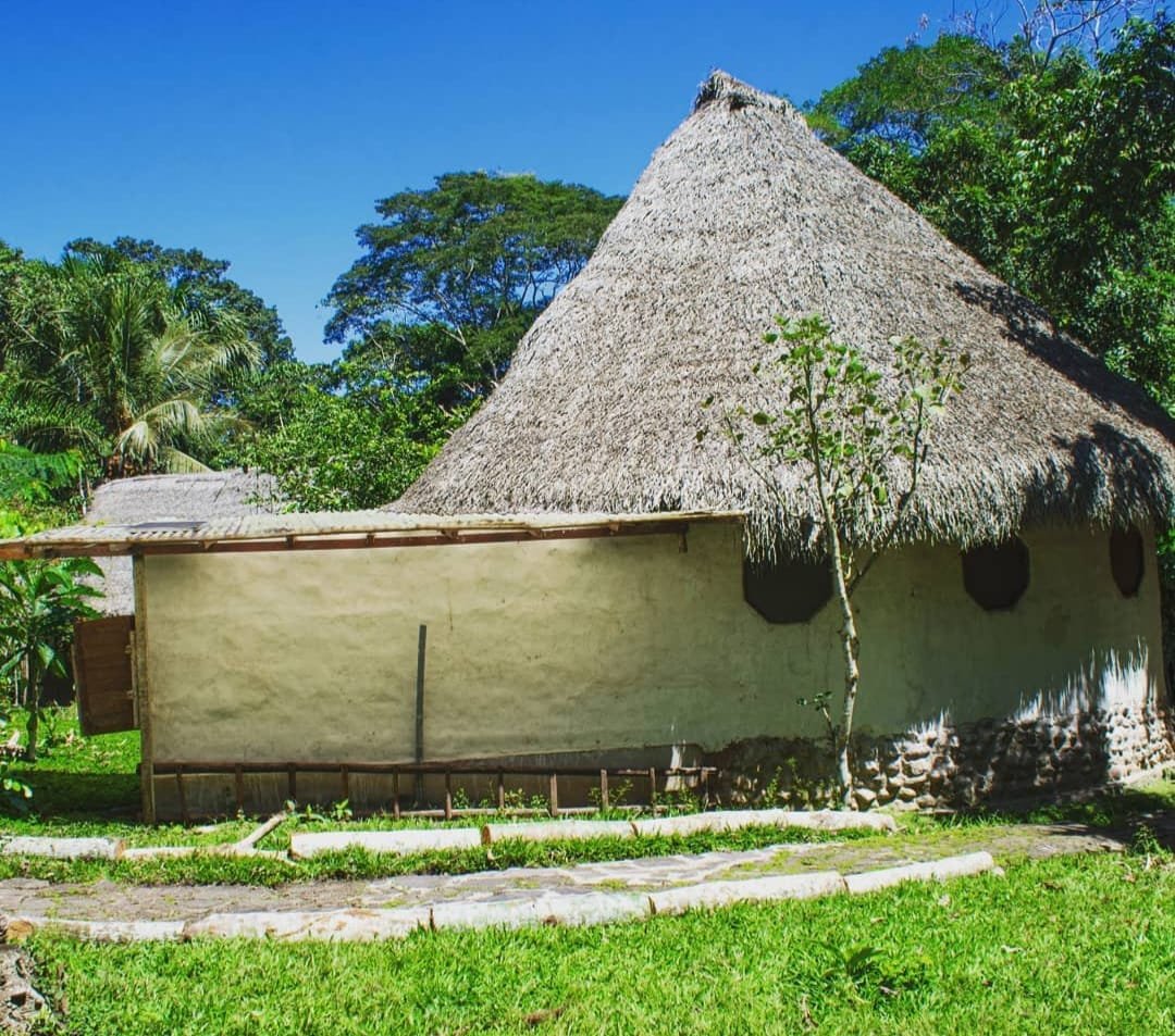Exclusividad natural: Venta de lodge rodeado de árboles y río en Tarapoto